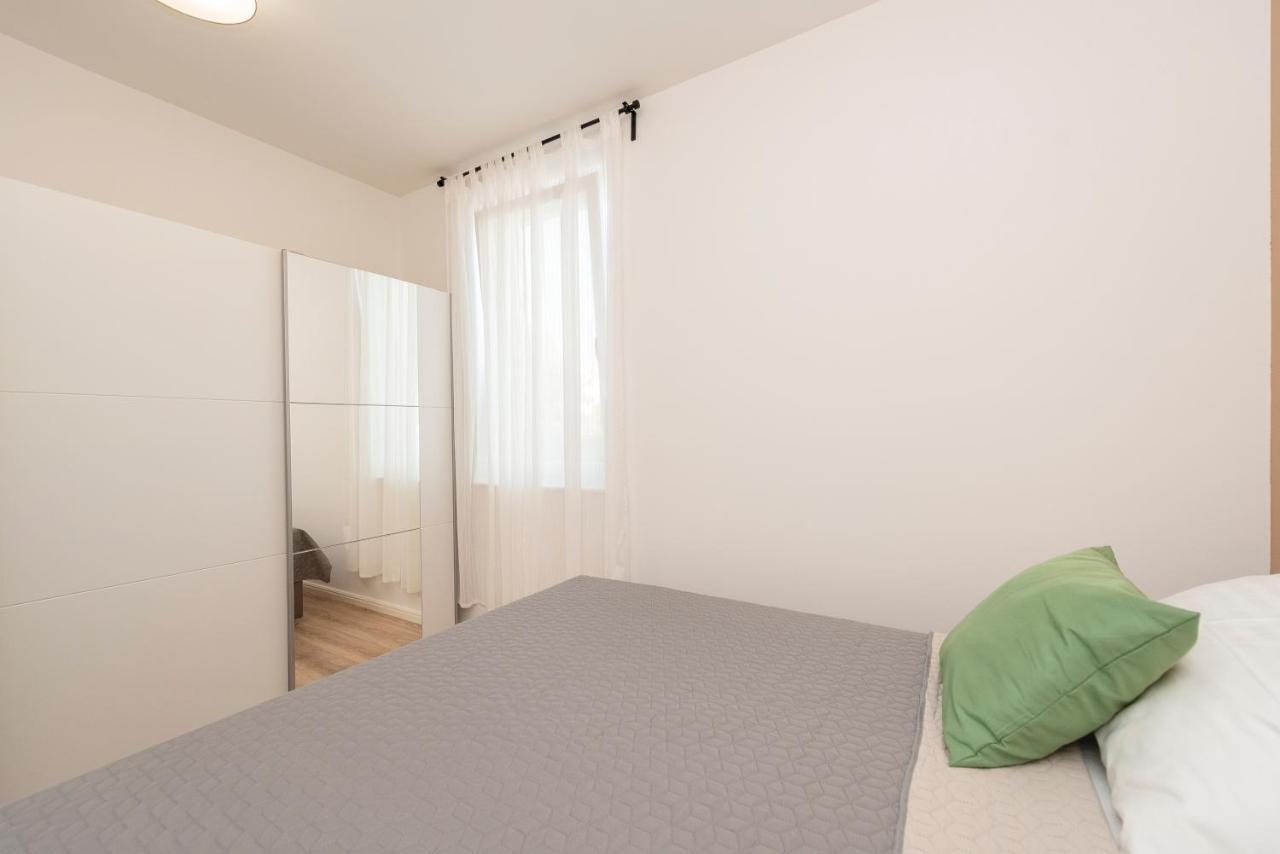 Villa Eni Apartments 1 Мандре Екстер'єр фото